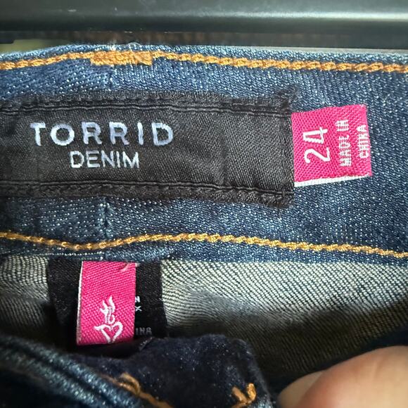 Torrid Womens Jeans Sz 24 Cropped Distressed Boyfriend Medium Wash Blue - Picture 3 of 4